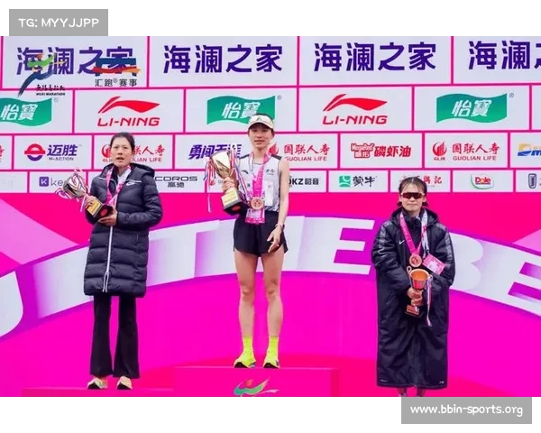 女子全程马拉松前三名运动员颁奖盛典精彩呈现 女子全程马拉松前三名运动员颁奖盛典精彩呈现