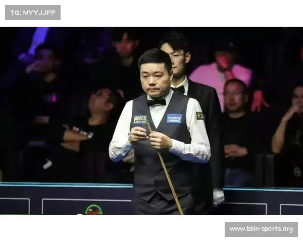 丁俊晖赛场与球迷亲密合影瞬间展现亲和力与职业风采 丁俊晖赛场与球迷亲密合影瞬间展现亲和力与职业风采