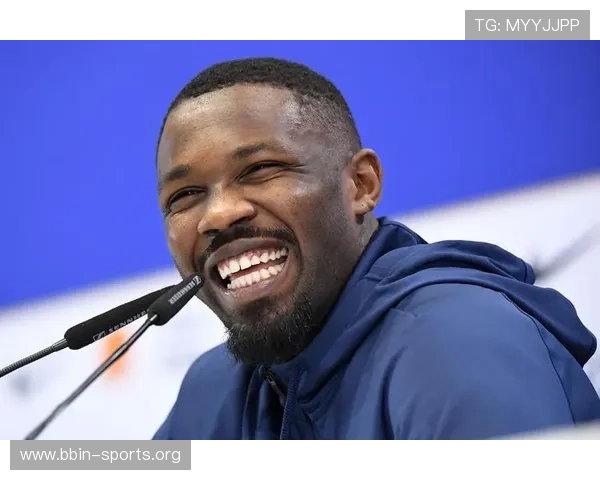 小图拉姆梦想走进球场感知比赛如同上帝视角展现足球魅力 小图拉姆梦想走进球场感知比赛如同上帝视角展现足球魅力