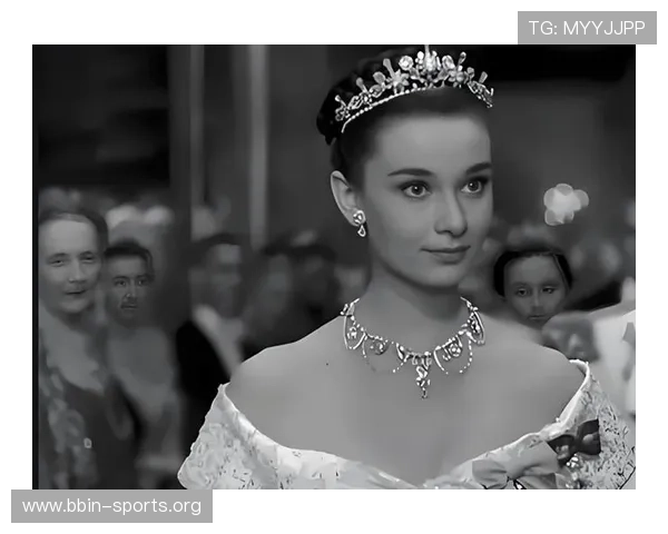 坐在泳池边太阳伞下垂钓的优雅时光宛如罗马假日电影画面