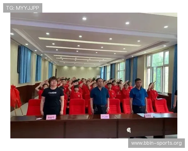 赛后身披队旗绕场致谢情深意切 感动无数观众热泪盈眶